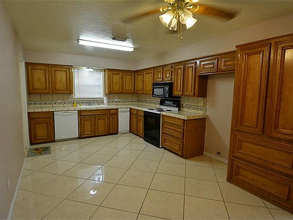 LARGE OPEN KITCHEN WITH CUSTOM CABINETRY.