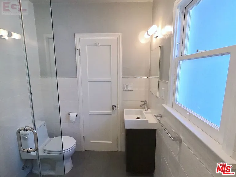10749 Wellworth Ave — Photo 9
