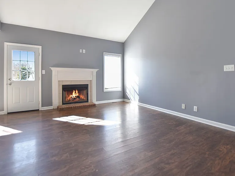 423 Athena Dr — Photo 2