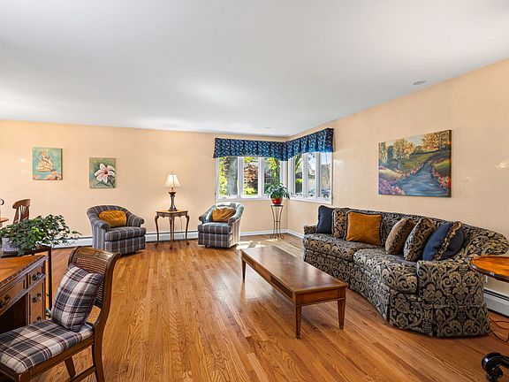 4th image of 1016 Longmeadow Dr
