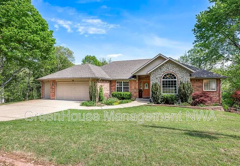 28 Latshaw Dr — Photo 2