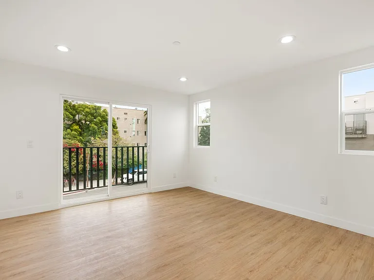 443 N Heliotrope Dr — Photo 15