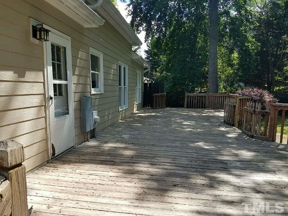 2nd image of 208 Sandlewood Dr