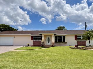 1042 Pineway Dr, Haverhill, FL 33417