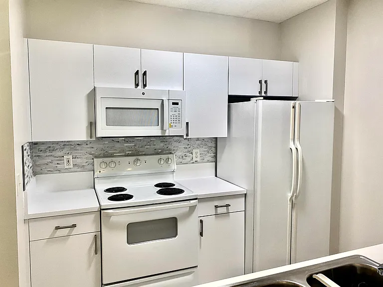 630 Sapodilla Ave #204 — Photo 1
