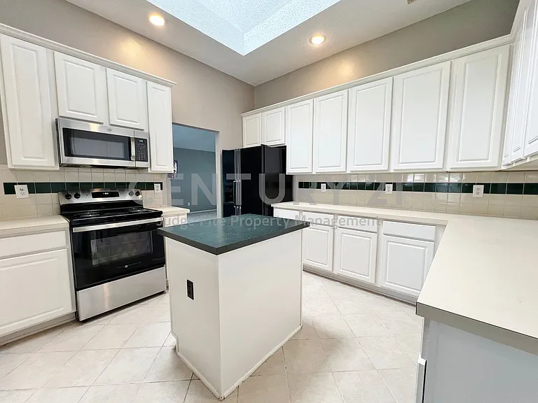 7700 Glenoaks Dr — Photo 10