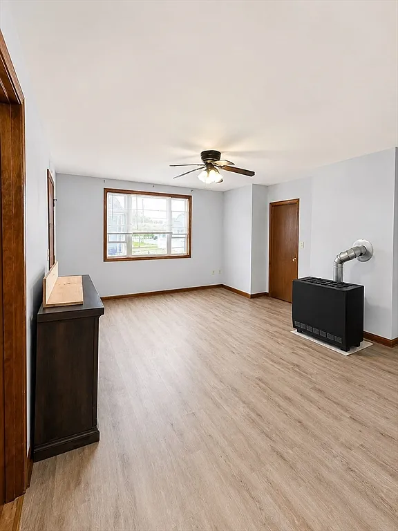 3 bed, 1.0 bath, 920 sqft, $1,600 — Photo 3