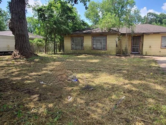 8800 Tewantin Dr, Houston, TX 77061