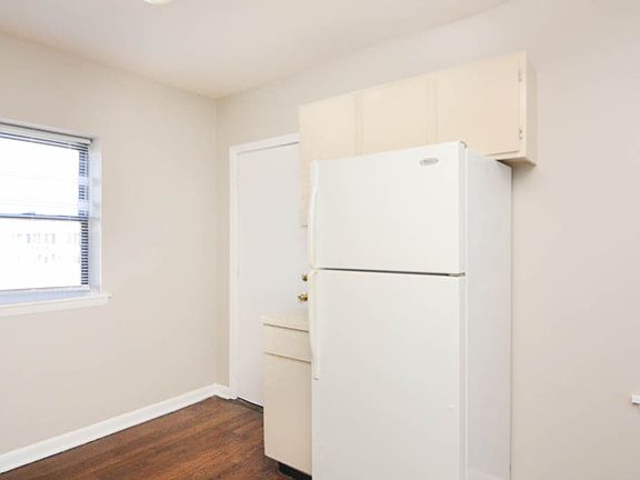 4th image of 5742 N Winthrop Ave #703