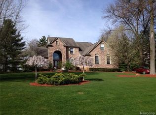 480 Manitou Ln, Lake Orion, MI 48362