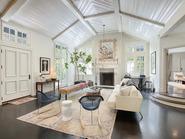 2050 Laurel Canyon Blvd — Photo 2