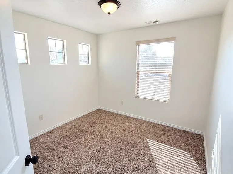 671 N Bluffview Cir — Photo 20