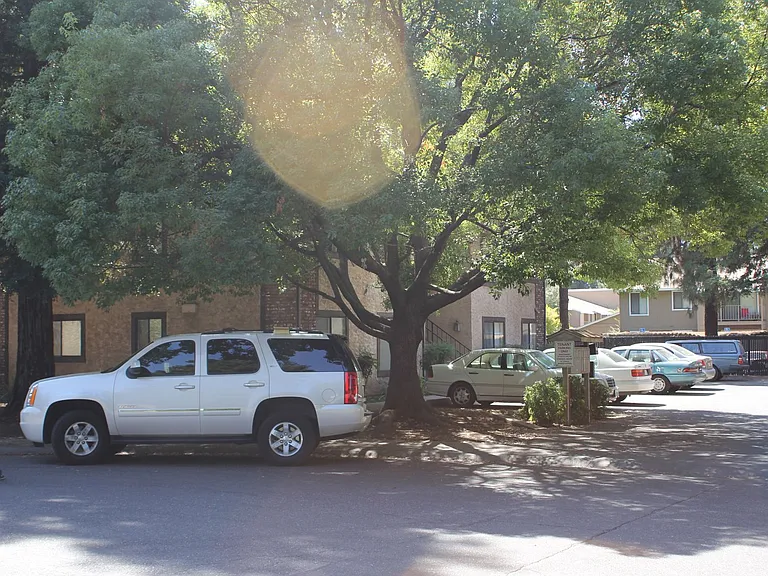 2 Lorayne Ct — Photo 2