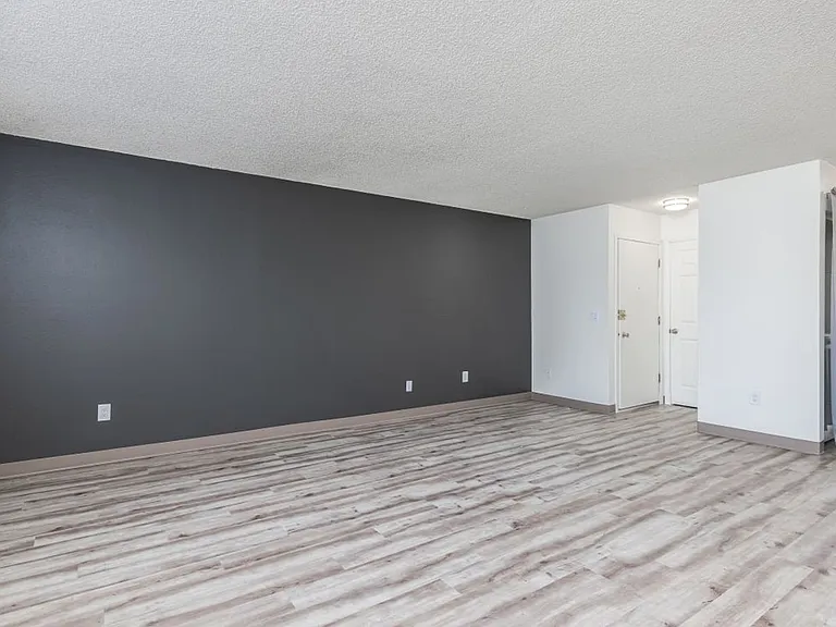 Hood Manor Apartments — Photo 8