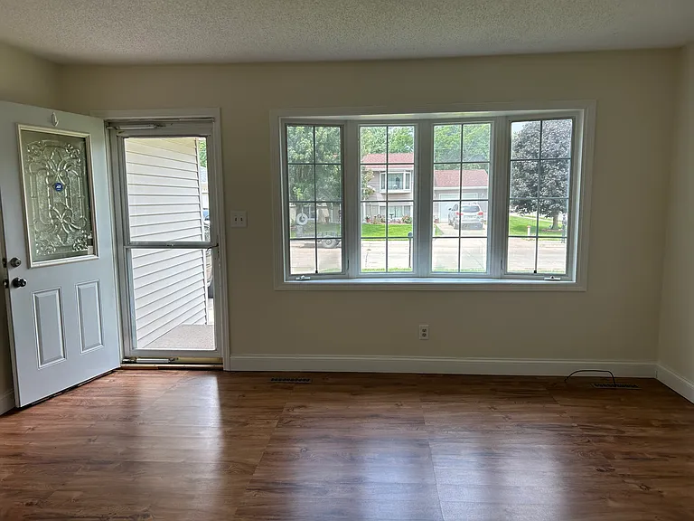 103 W Paul St — Photo 10
