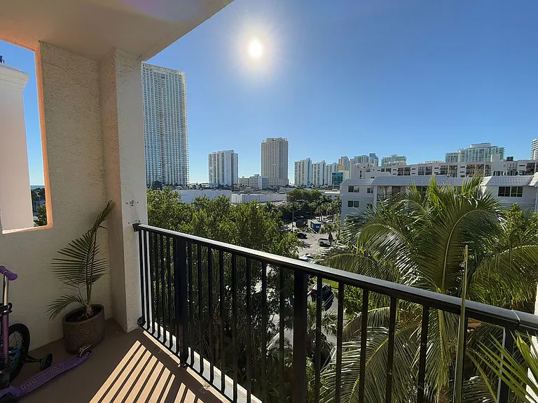 17145 N Bay Rd #Penthouse 4609 — Photo 25