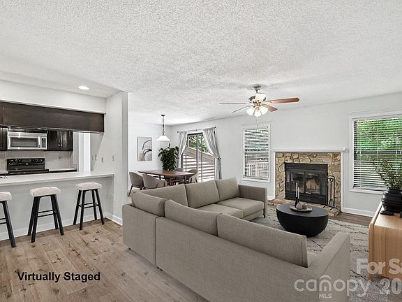 4th image of 988 Cranberry Cir