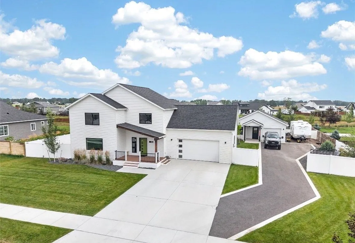 4 bed, 2.5 bath, $4,550 — Photo 1