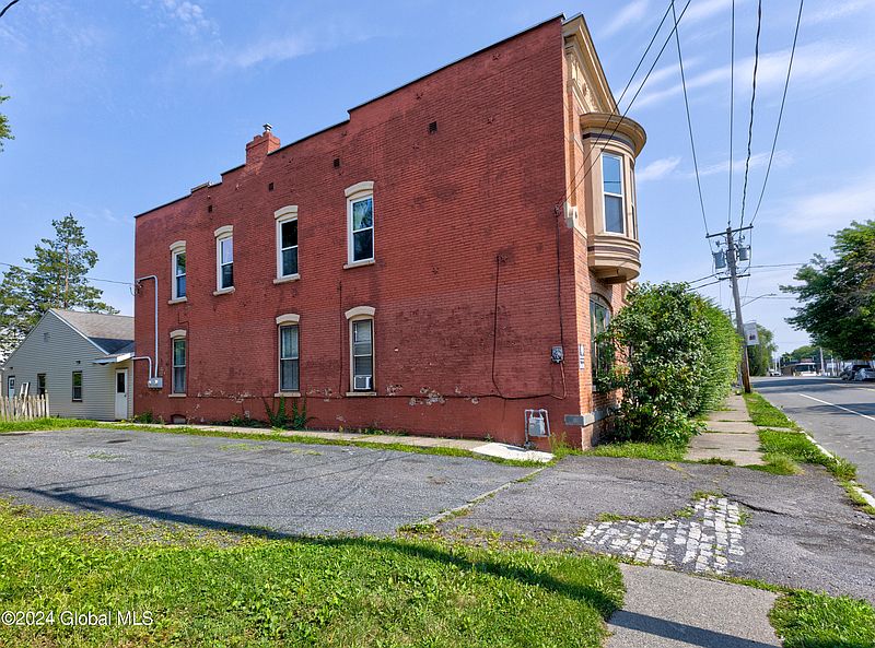 4th image of 711 3rd Avenue