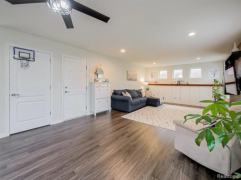 8640 Quincy Dr — Photo 8