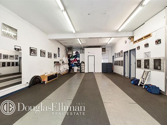 4th image of 2726 Broadway Fl 2