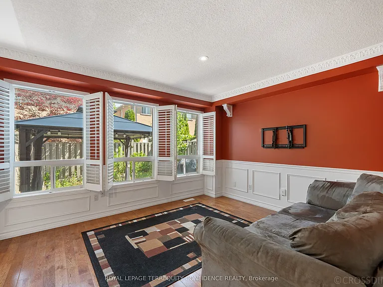 131 Laurelhurst Cres — Photo 5