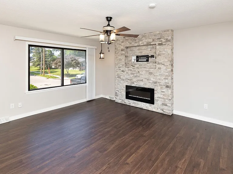 3815 Hillcrest Dr — Photo 5