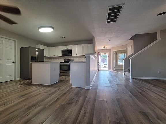 4th image of 20328 Farm Pond Ln
