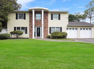 20 Marlo Ln, Hauppauge, NY 11788