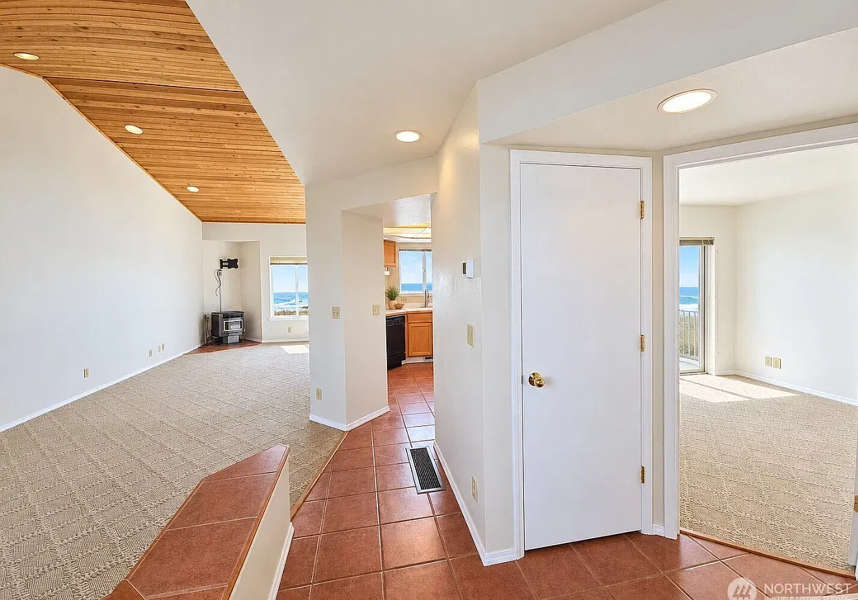 3 bed, 2.5 bath, 1836 sqft, $2,100 — Photo 4