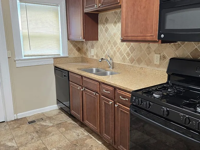 583 Colonial Cir — Photo 3