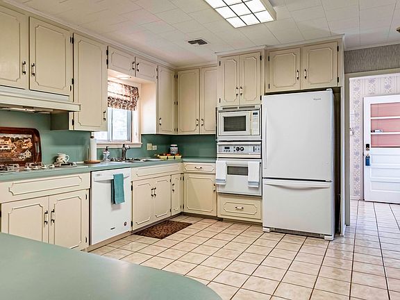 3rd image of 5501 Shoreline Dr