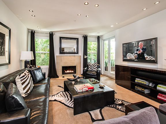 4th image of 960 N Doheny Dr APT 201