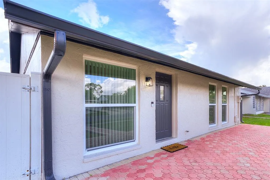 3 bed, 2.0 bath, 1676 sqft, $2,499 — Photo 2