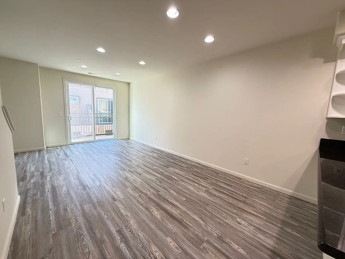 Beautiful Willow Glen / Almaden Walk Community Townhome with 2-Car Garage, High Ceilings & Privat... — Photo 3