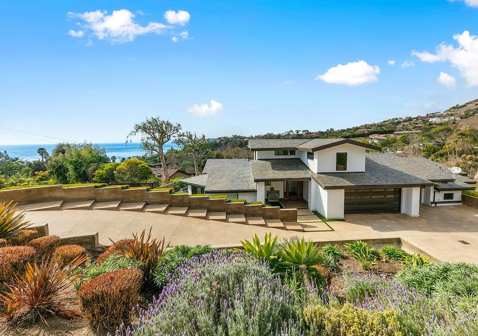 4 Bed, 5 bath home with stunning ocean views located in Malibu hills — Photo 1