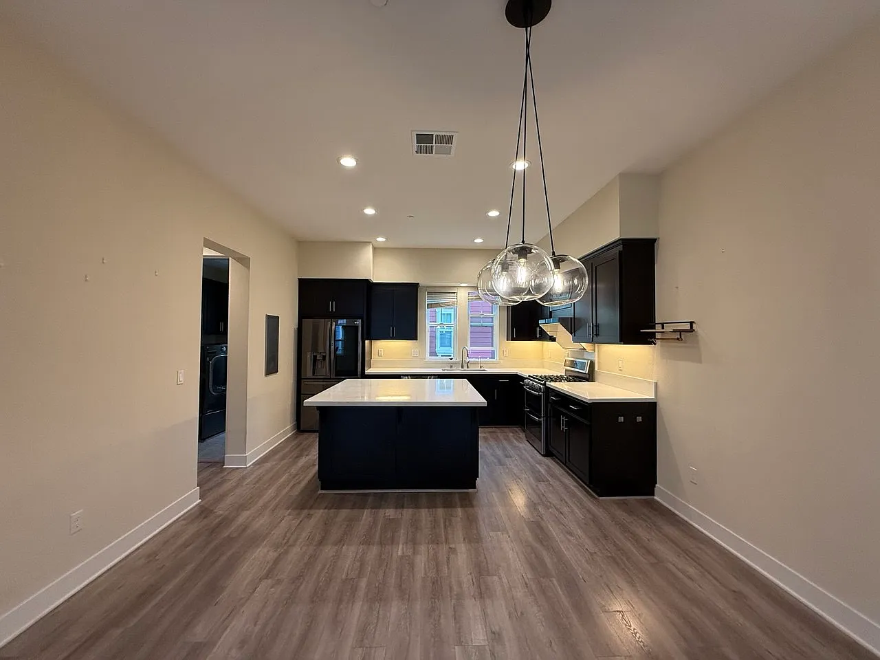 3 bed, 2.5 bath, 1616 sqft, $5,700 — Photo 4