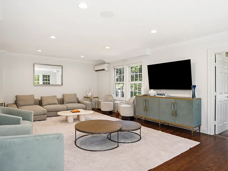 579 Hill St — Photo 3