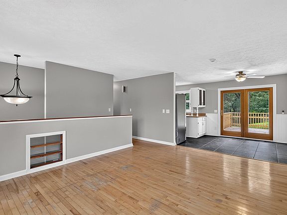 4th image of 4950 Sparrow Ave