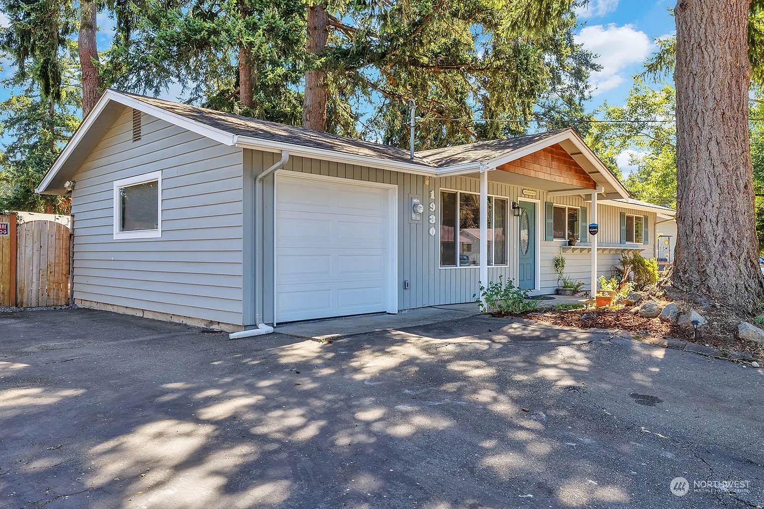 1930 Ginkgo Street SE photo 1