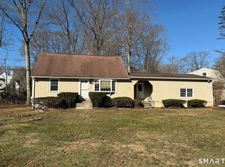 658 Winnepoge Dr, Fairfield, CT 06825