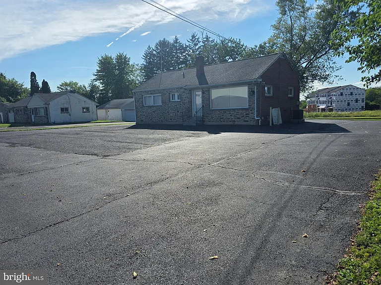 513 W Butler Ave — Photo 3