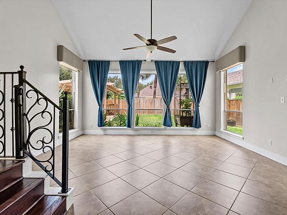 4th image of 201 Lago Vista St