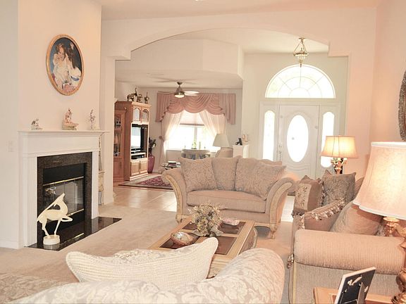 5th image of 18 Flowertree Dr