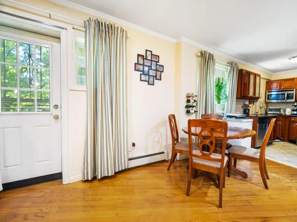 852 Home Street image 7 of 22