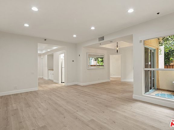 4th image of 410 S Barrington Ave APT 108