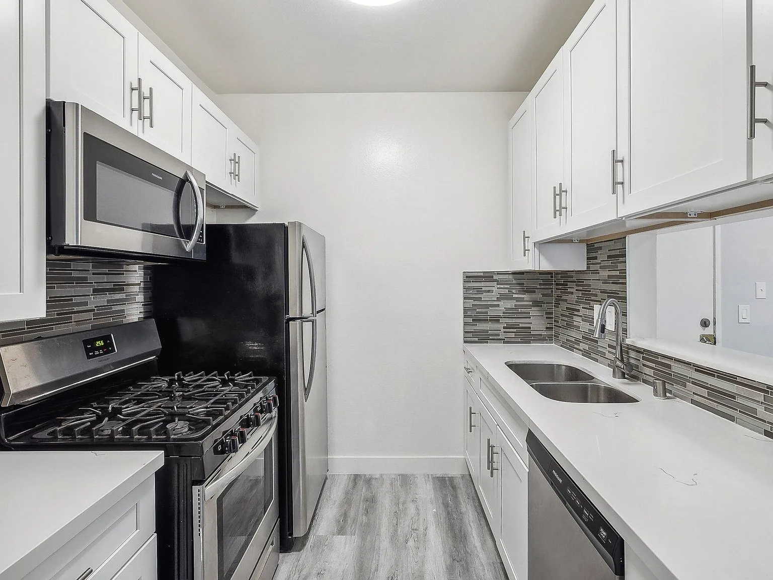 Catalina Apartments — Photo 1