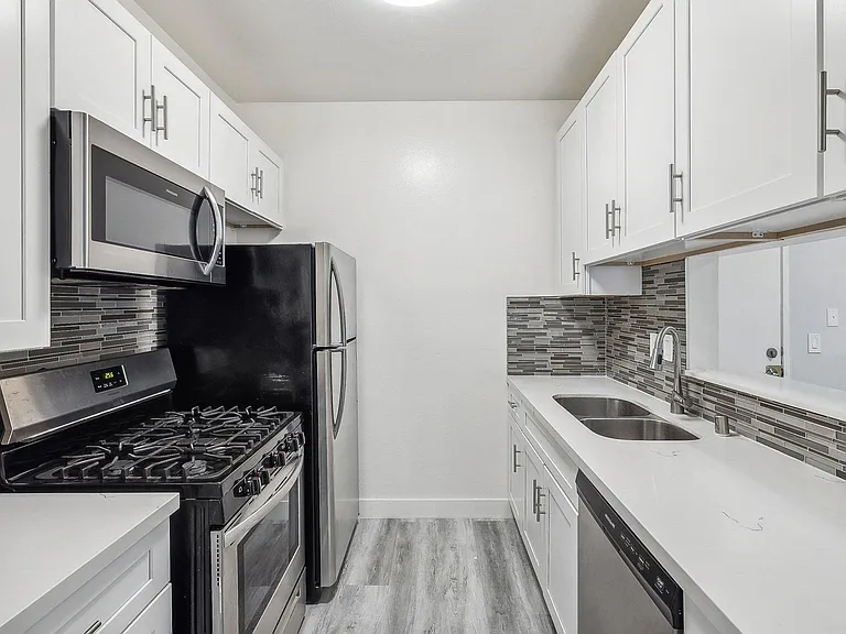 Catalina Apartments — Photo 1