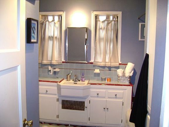 Bath w/tub & shower