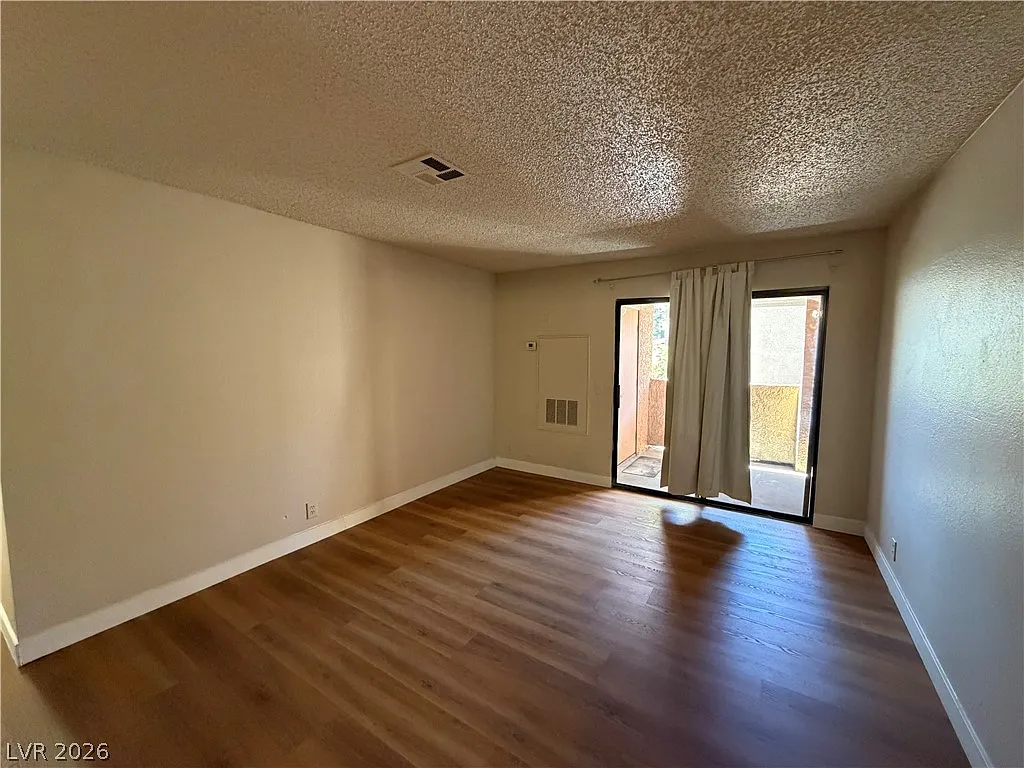 1 bed, 1.0 bath, 704 sqft, $1,075 — Photo 3